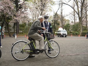 実技訓練風景3（レイニーループハイブリッド26型ライトグリーン）